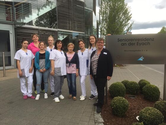 Stella Kirgiane-Efremidou (Mitte) mit Pflegern vor der Seniorenresidenz in Balingen.