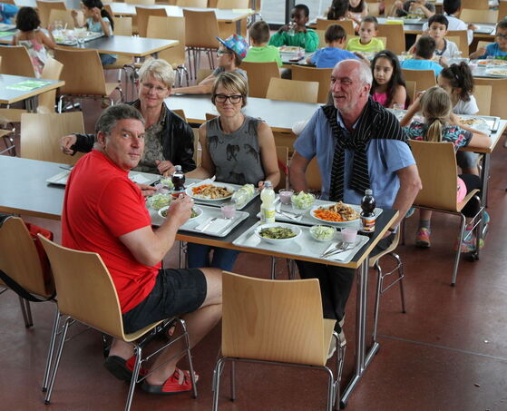 SPD-Gemeinderäte Jürgen Gießler, Dr. Martina Bregler, Julia Letsche und Jochen Ficht beim Mittagstisch in der Mensa