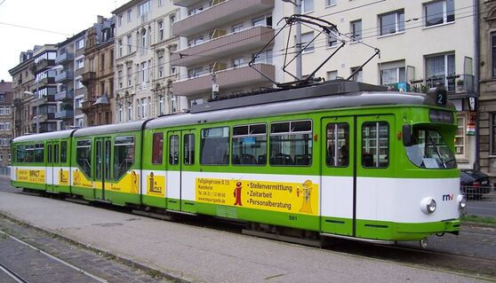 Die Linie 2 vor der Haltestelle Nationaltheater | Bild: Martin Hawlisch/Wikipedia/GFDL