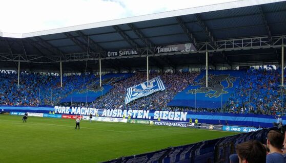 Die Osttribüne im Carl-Benz-Stadion (Bild: Cryptorebel/Wikipedia/CCBYSA)