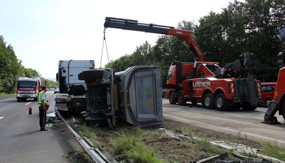 Bergung eines Lastwagens auf der A7 | Bild: Meisinger/Pressestelle BFK UU (CCBYNCSA)