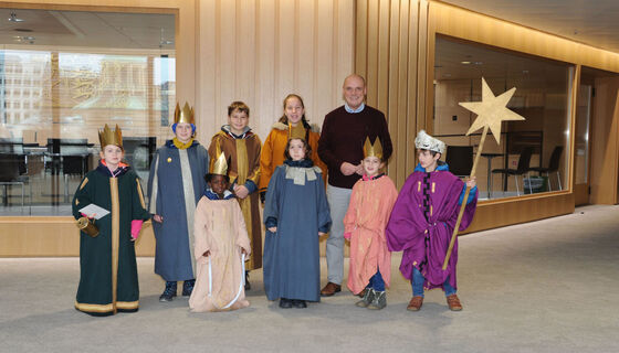 Die Sternsinger und Landtagsvizepräsident Daniel Born | Bild: LTBW