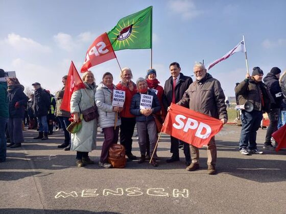 Johannes Fechner an der Seite von SPD, Asf, Jusos.