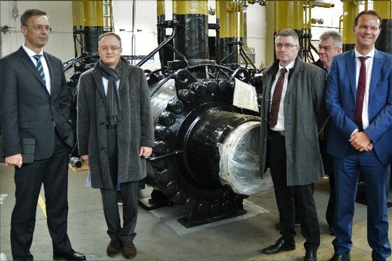 Geschäftsführer Michael Schuck (l) und Dr. Matthias Aust (r) mit Andreas Stoch und Bürgermeister Olaf Bernauer
