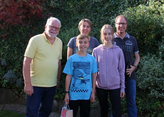 Luca Göppert mit Familie und Hermann Pfahler