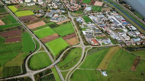 An der B33 bei Gengenbach soll der Lärmschutzwall mit Solarzellen bestückt werden. Foto: ©ULRICH MARX